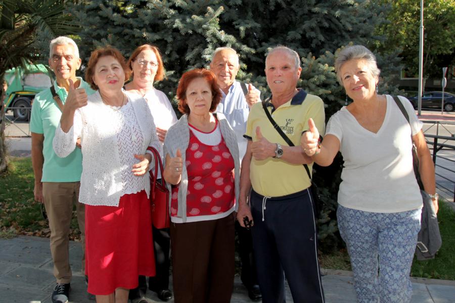 Día Internacional de las Personas Mayores - Posado de un grupo de mayores en el exterior.