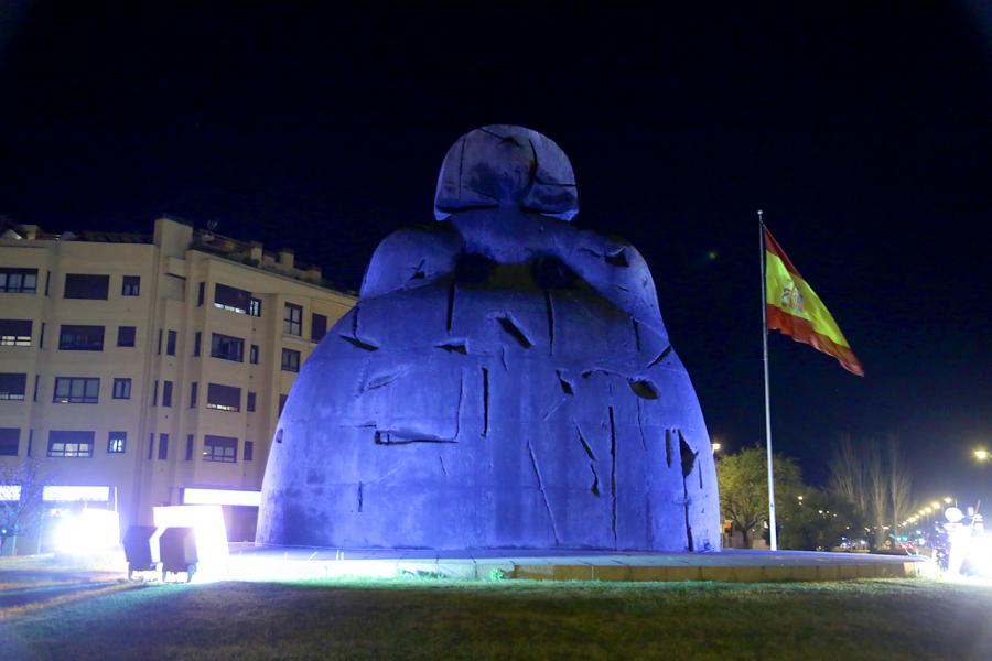 Menina con Iluminación Azul por el Día Mundial del Autismo - La Menina de azul.