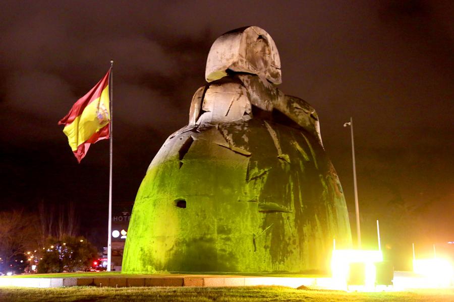 Menina Iluminada por el Día Mundial contra el Cáncer.