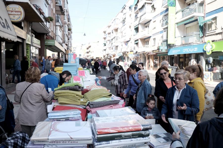 Mercadillo de la Calle Constitución - Vendedores y compradores. 