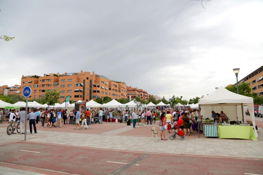 Vista general del mercado y visitantes. 