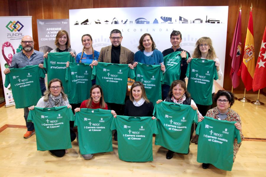 Rueda de Prensa Presentación Minimaratón AECC - Imagen de todas las autoridades y personalidades asistentes al acto posando con la camiseta del Minimaratón AECC.