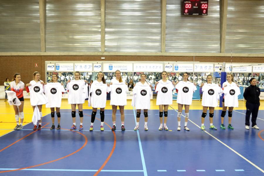 Jugadoras durante el minuto de silencio mostrando una camiseta