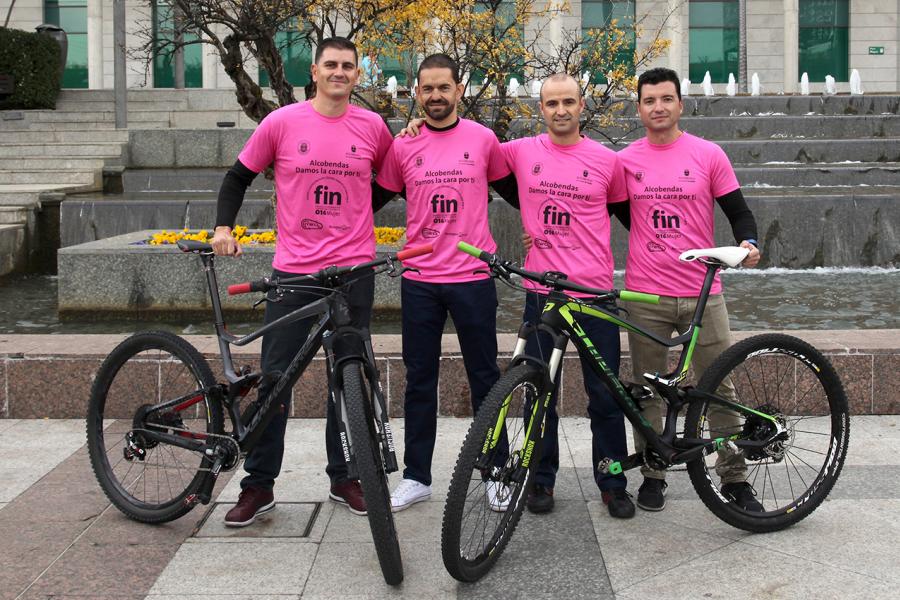 Presentación Equipo Mountain Bike - Proyecto Lucha contra la Violencia de Género - Posado del equipo.