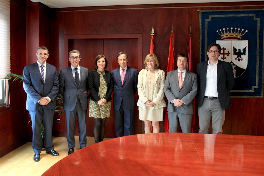 Firmantes posan tras la firma