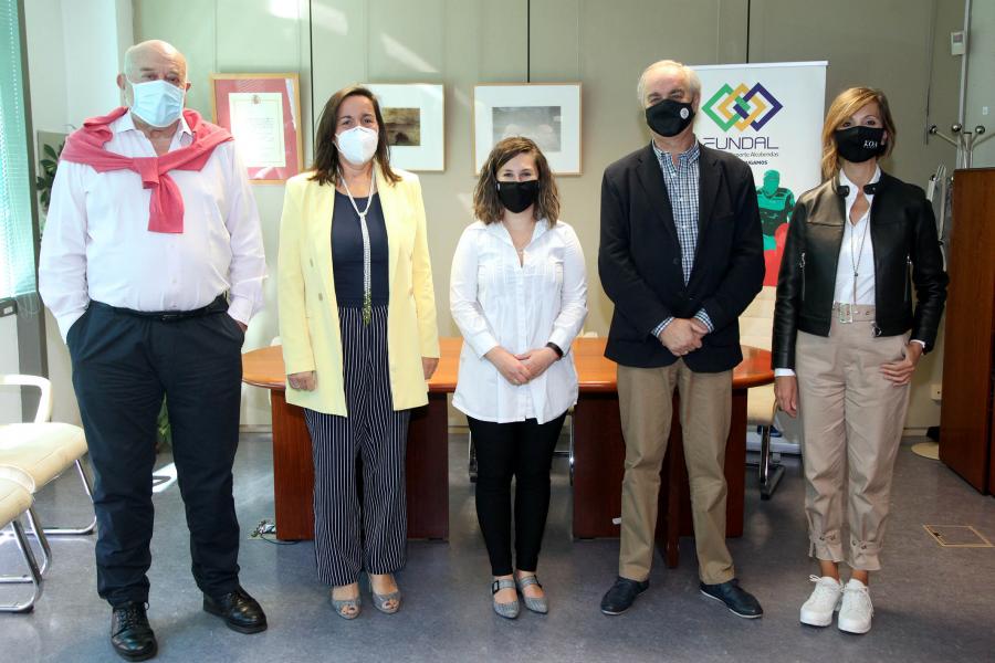 Firmantes posan tras la firma