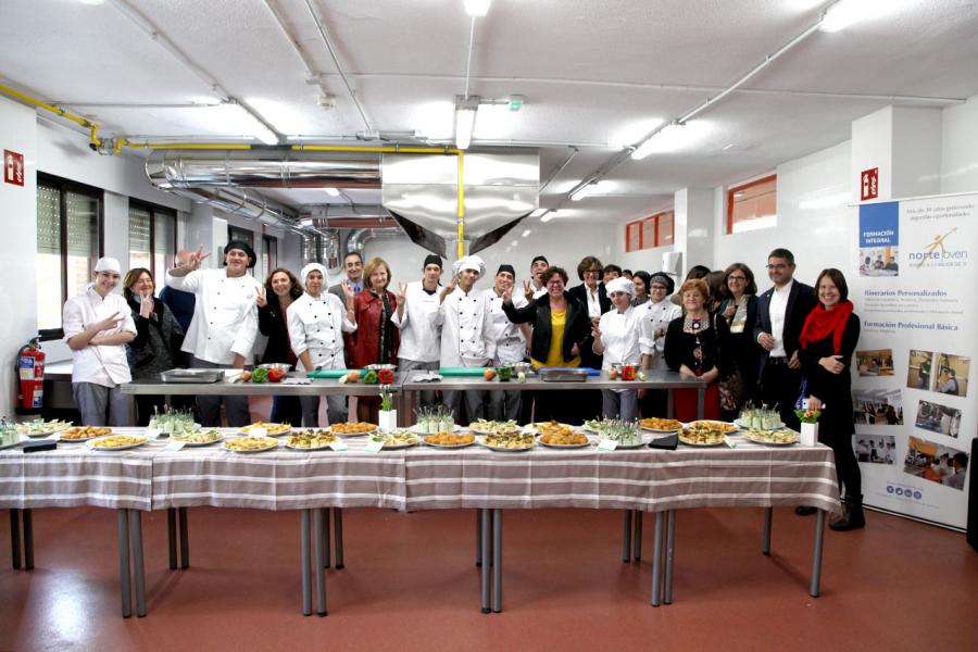 Alcalde Rafael Sanchez, autoridades y alumnos. Visita Local Asociación Norte Joven -2019