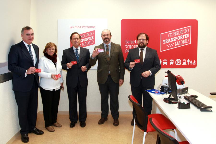 Inauguración Oficina de Gestión del Abono Transporte -  El alcalde y autoridades con el abono transporte. 