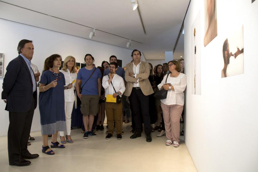 Inauguración Exposición Alumnos Master PIC.A 2017 - Imagen del alcalde García de Vinuesa y otras personas visitando la exposición.