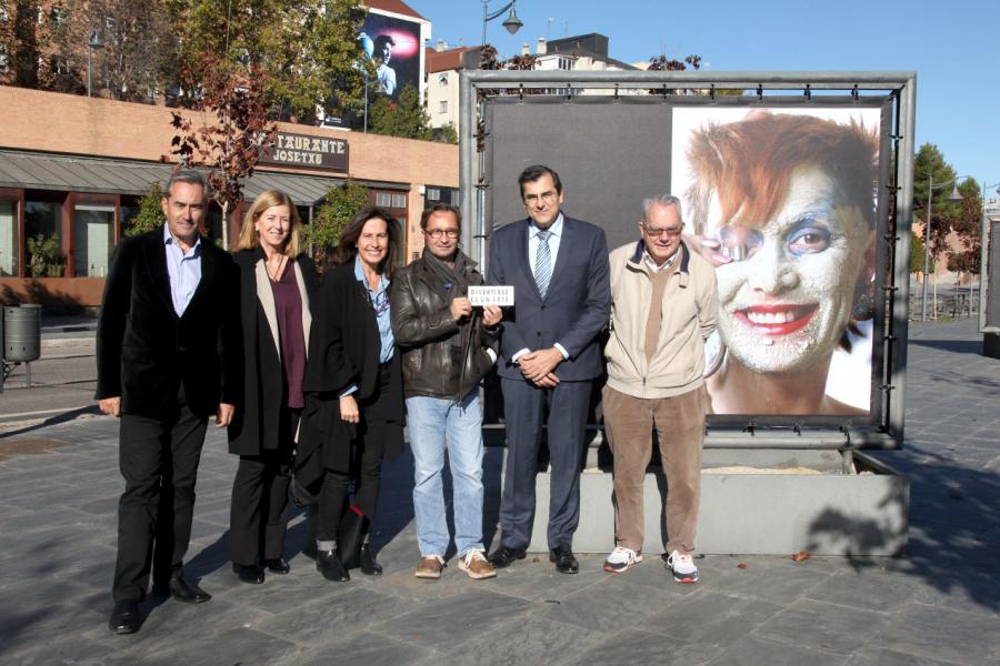 Inauguración Exposición "Iconos P.P.M." de Pablo Pérez Mínguez - Las autoridades y el autor en la exposición.
