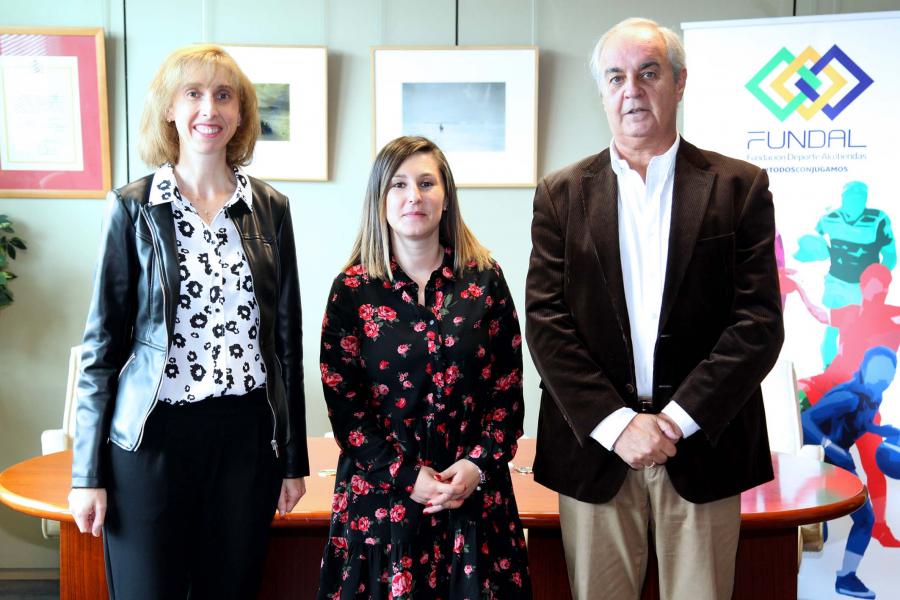 Firmantes posan tras la firma