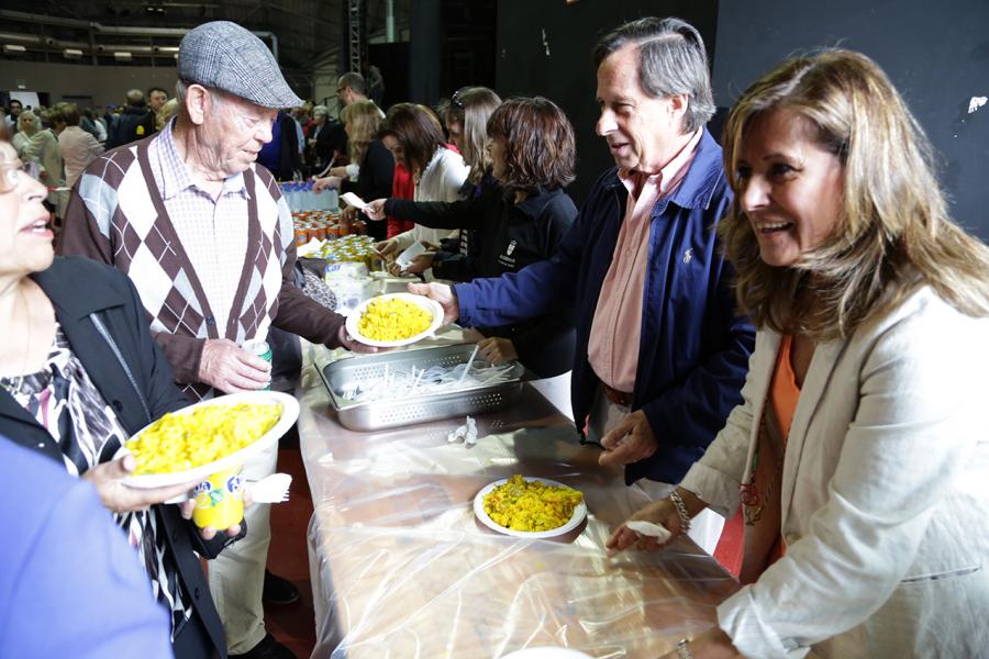 Semana del Mayor 2016 - Degustación de Paella - Las autoridades municipales repartiendo la paella.