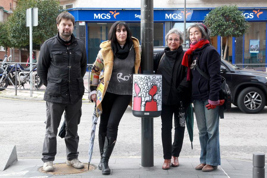 Visita a las Papeleras Diseñadas por el Colectivo ADOS - Imagen de varias personas posando junto a una de las papeleras.