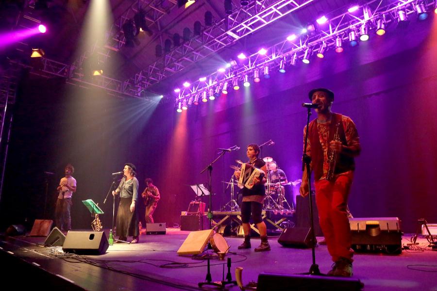 Gala a Favor de la Asociación Enfermos de Parkinson ALCOSSE - Imagen de la actuación del grupo música en el escenario.