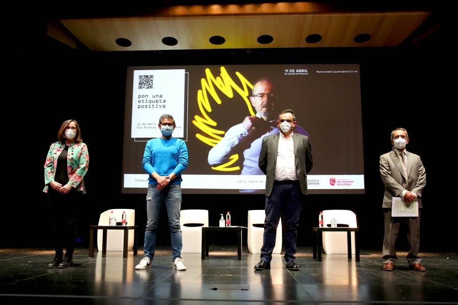Día Mundial del Parkinson - Imagen de los cuatro ponentes en el escenario.