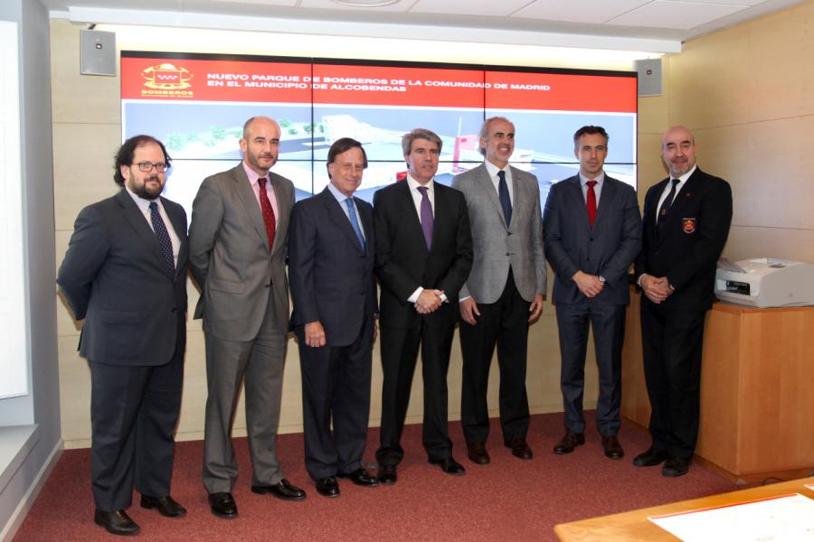 Representantes de cada una de las partes en la firma del acuerdo