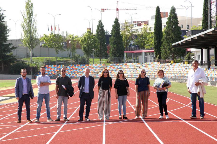 Asistentes posan en la pista de atletismo