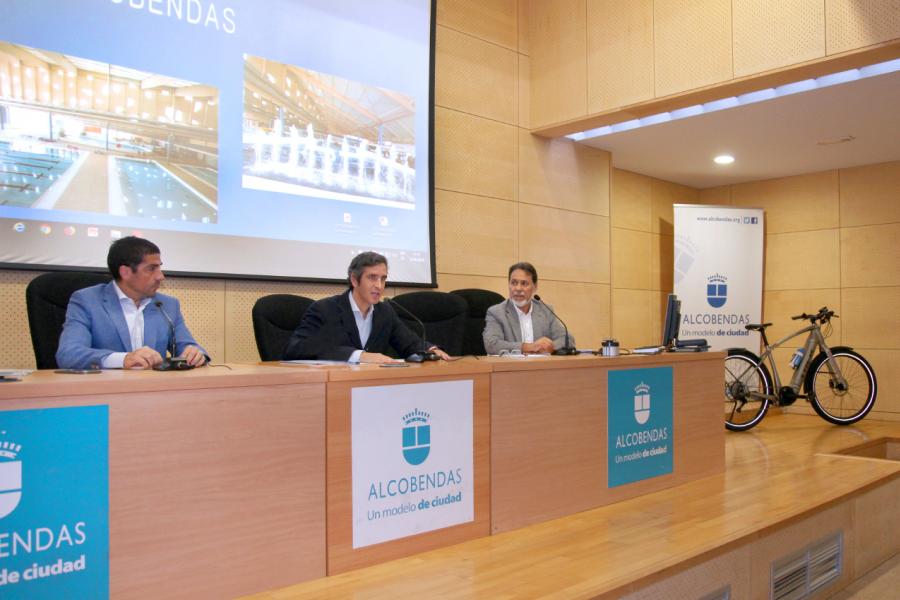 Concejal Aitor Retolaza y oponentes en la representación del Plan de Movilidad Urbana Sostenible - 2019
