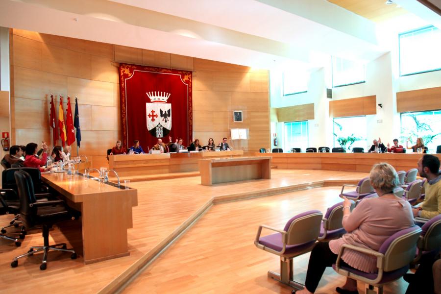 Vista lateral del salón de plenos durante la sesión plenaria Sin los concejales de Podemos, PSOE y UPyD