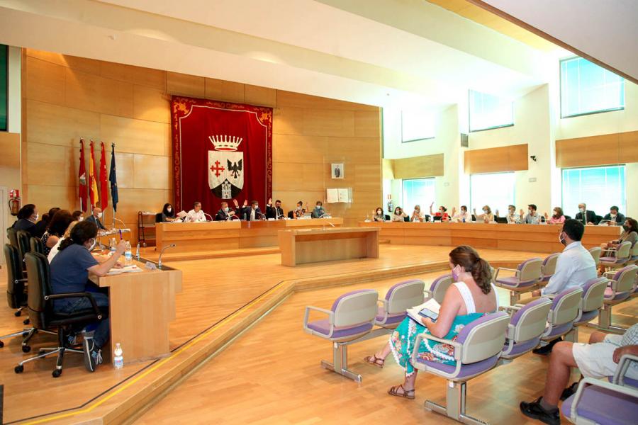 Vista lateral del salón de plenos durante una votación