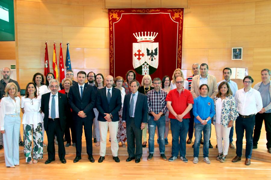 Pleno municipal al completo posando