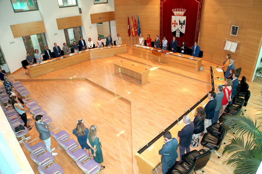 Vista cenital del salón de plenos con concejales en pie