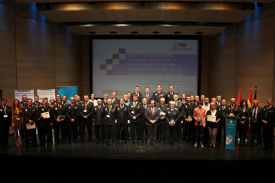 Ier Encuentro de las Policías Locales de la Comunidad de Madrid - Imagen vista panorámica del escenario donde están todos los premiados y autoridades asistentes al acto.