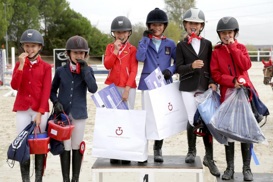 Campeonato de la CM de Salto de Ponis e Interescuelas - Imagen del pódium con los ganadores del campeonato.