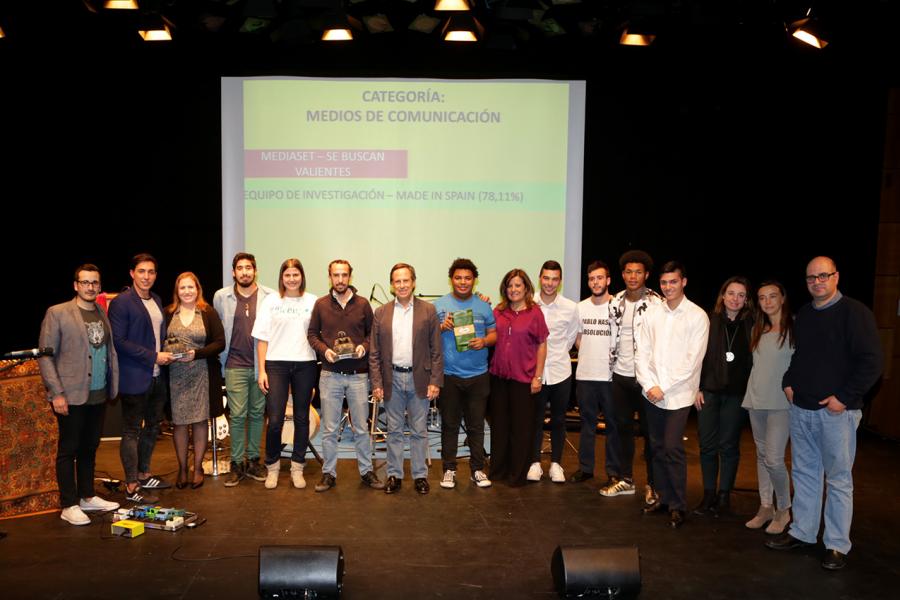Gala Entrega de Premios Jovenes Alcobendas 2017 - Imagen grupal de los premiados con el alcalde.