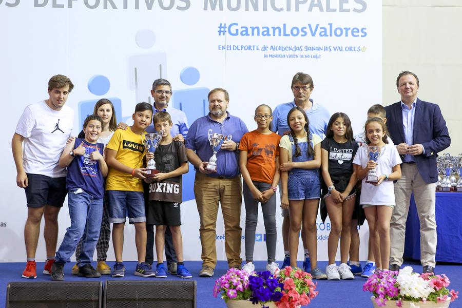  Alcalde Rafael Sánchez, concejal Juan Francisco Figueroa, autoridades y deportistas. Entrega Premios Competiciones Locales 2018-19 
