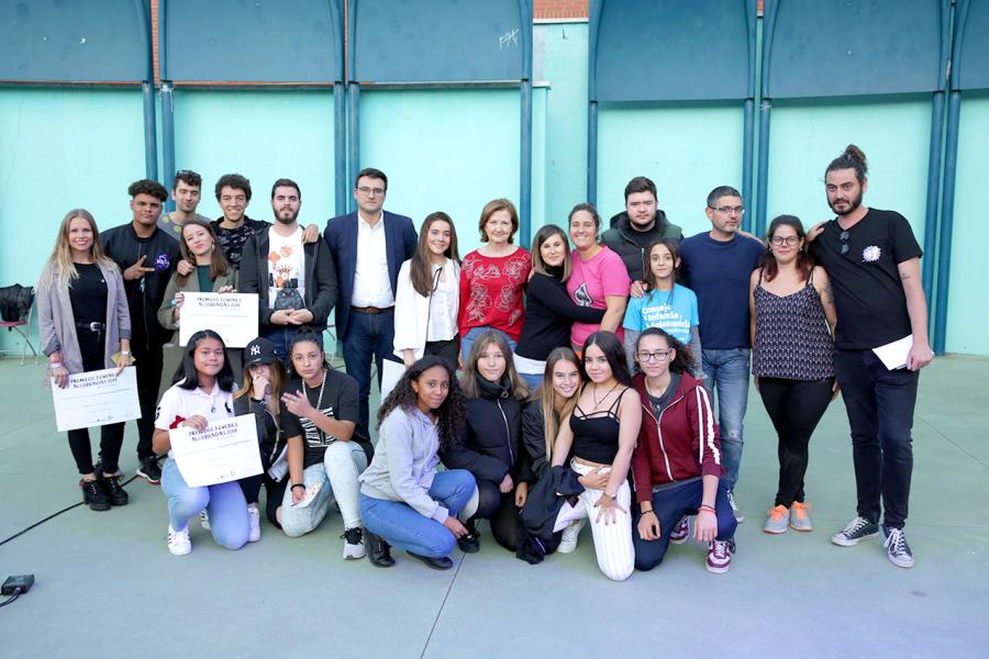 Entrega Premios Jóvenes - Posado del alcalde Sánchez Acera, miembros de la corporación municipal y todos los jóvenes premiados. con varios jóvenes premiados.