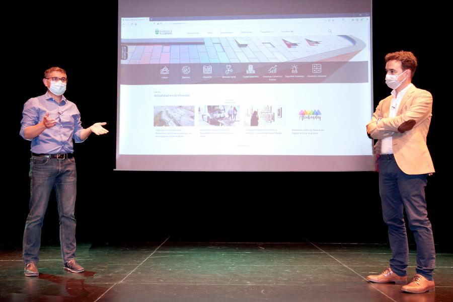 Rueda de Prensa del Lanzamiento Nueva Web Municipal y Plataforma de Portales - Imagen del alcalde Rafael Sánchez Acera y el concejal de Transformación Digital Roberto Fraile en un momento de la rueda de prensa.