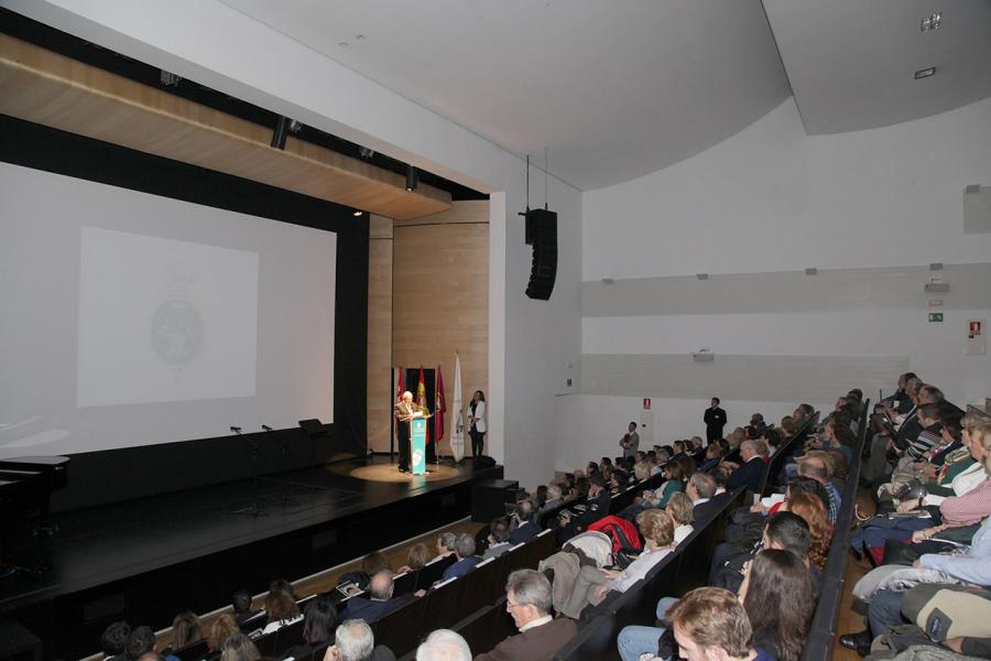 Presentación de las Fiestas de la Virgen de La Paz 2018 - Imagen lejana de una autoridad en un momento de su discurso y del público asistente.