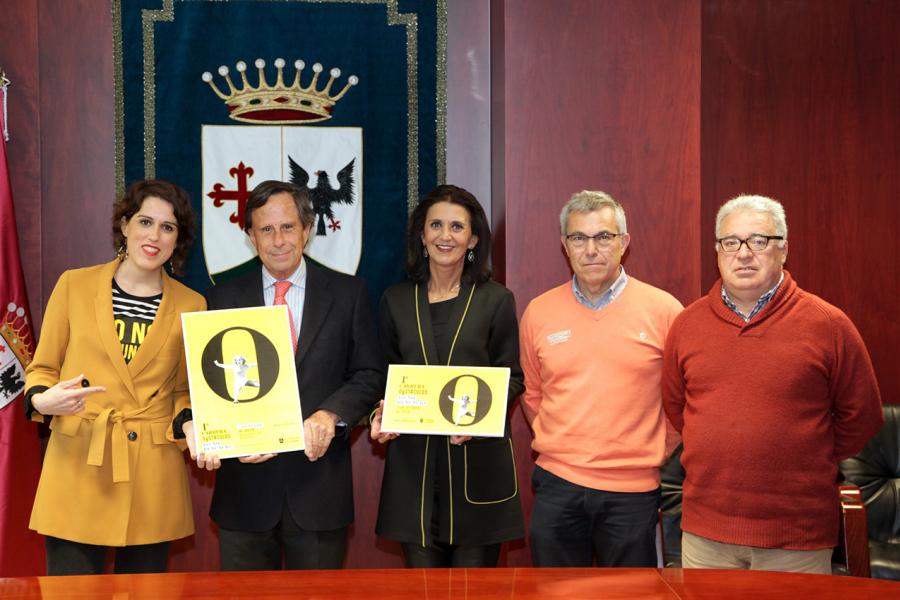 Presentación 1ª Carrera de Obstaculos Yo No Renuncio - Malas Madres - Posado del alcalde, la concejal y los responsables del evento.