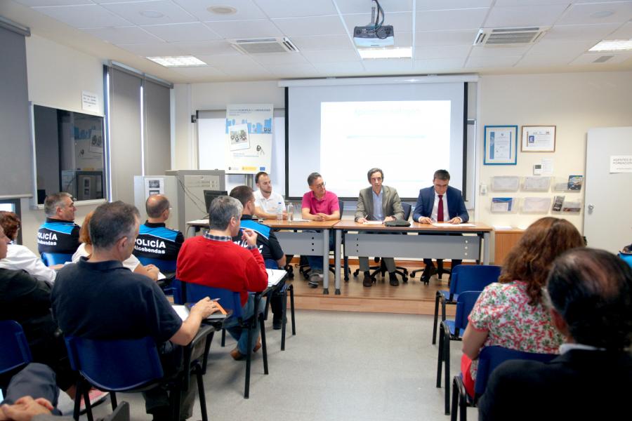 Presentación de la Plataforma de Transporte Escolar -  Imagen general de la sala con los asistentes y la mesa con las autoridades municipales.