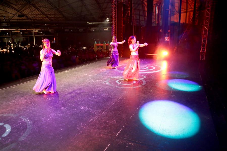 XIIº Día Solidario a Favor de Proactiva Open Arms - Imagen de la actuación de unas bailarinas en el escenario.