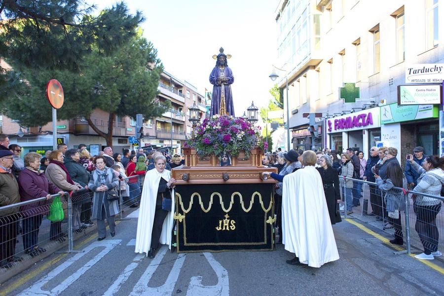 Procesión Jueves Santo 2018 - Imagen de un paso acompañado por mujeres.