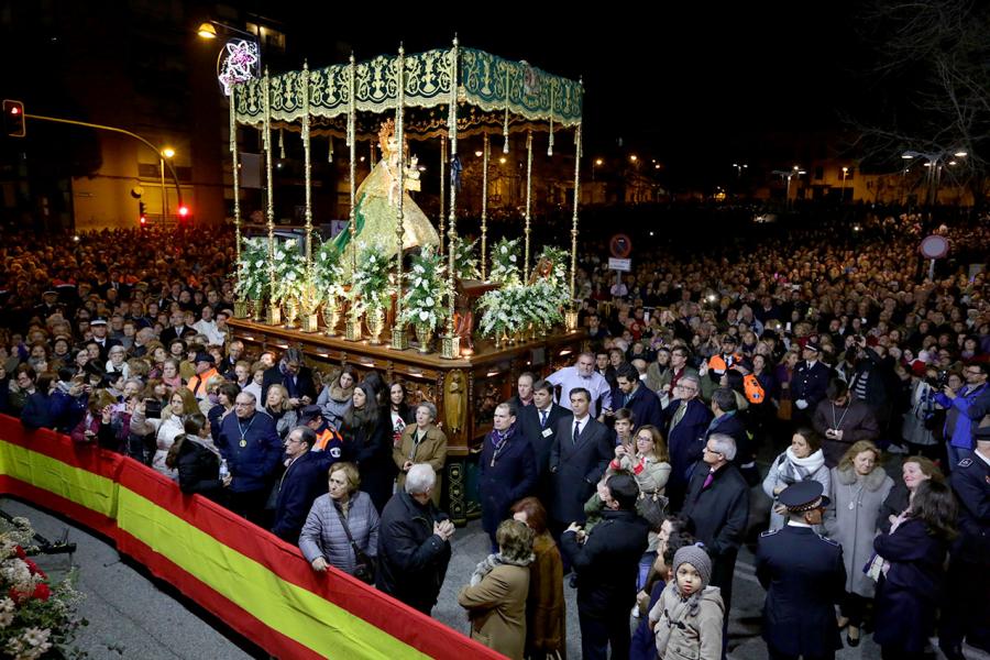 Procesión Virgen de la Paz 2018 - La carroza de la Virgen, rodeada de público.