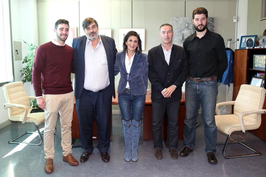 Firmantes posan tras la firma