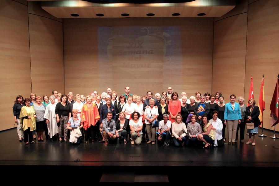 Semana del Mayor 2016 - Presentación del Programa del Mayor 2016-17 - Imagen de grupo en el escenario de todas las personas participantes del acto
