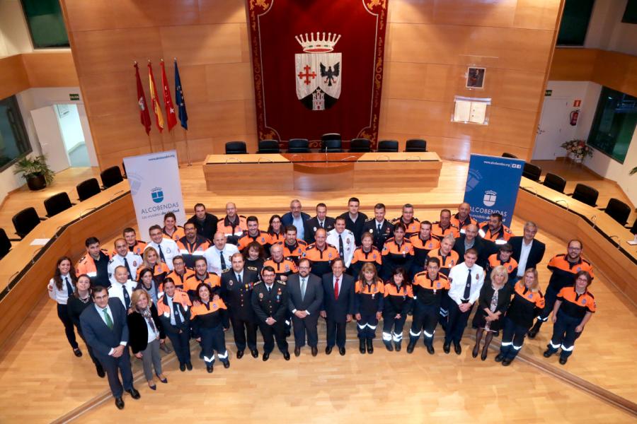 Reconocimiento a Voluntarios de Protección Civil - Imagen general del alcalde García de Vinuesa, autoridades y galardonados.
