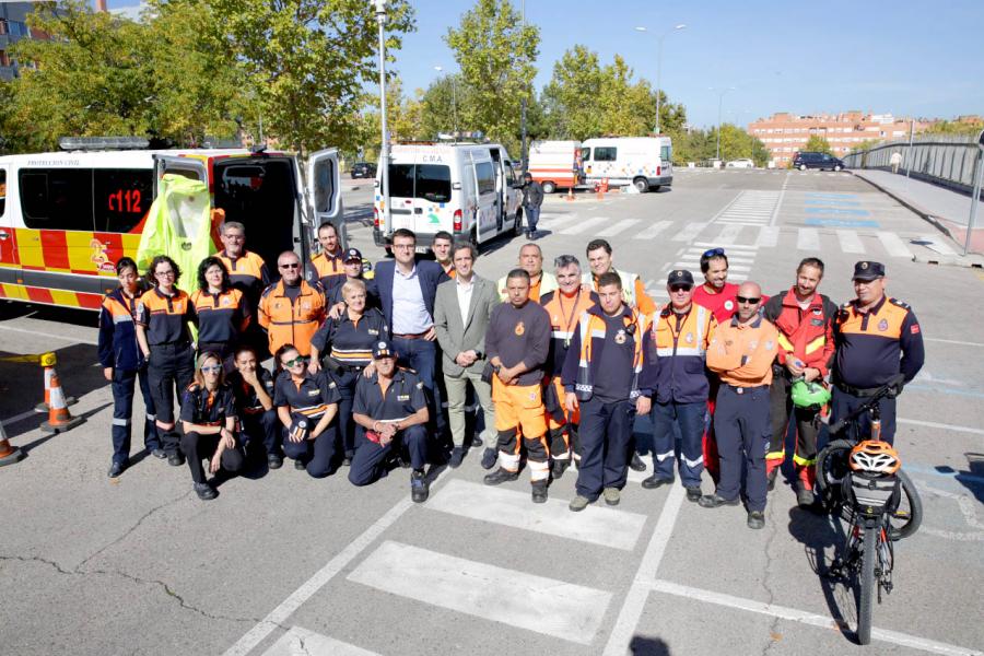 Congreso Nacional de Agrupaciones de Voluntarios de Protección Civil - Posado del vice alcalde Arranz, el delegado municipal Aitor Retolaza y los miembros de Protección Civil.  