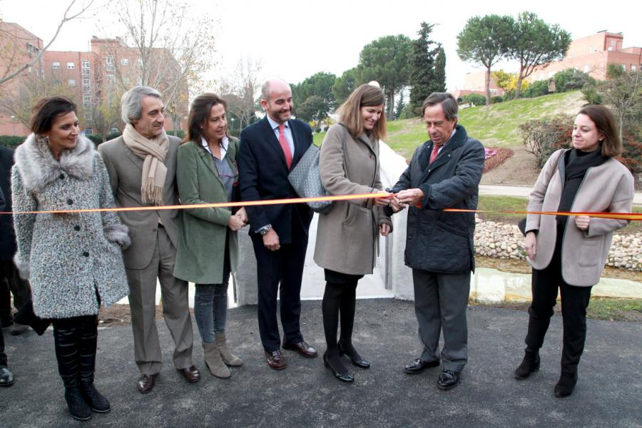 Inauguración del Puente 3D en el Parque de Castilla La Mancha - Imagen del alcalde García de Vinuesa cortando la cinta inaugural.