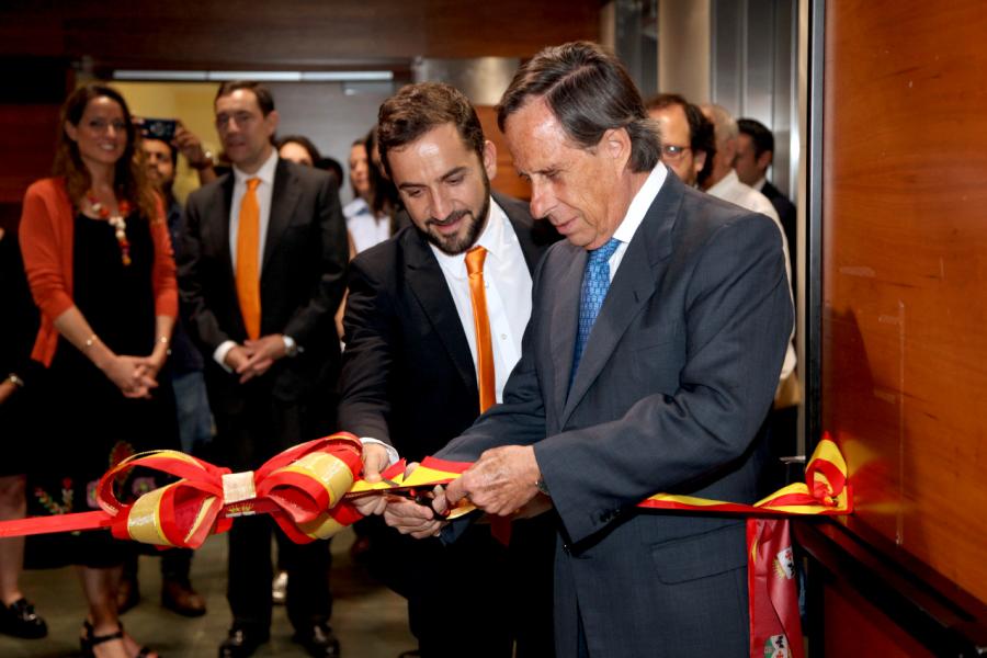 Inauguración de las Nuevas Oficinas de RIA - Imagen del alcalde García de Vinuesa cortando la cinta inaugural.