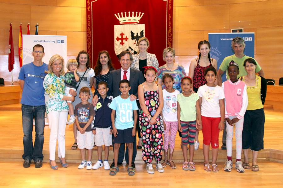 Recepción Niños Saharauis Programa Vacaciones en Paz - Posado de los niños y las autoridades.
