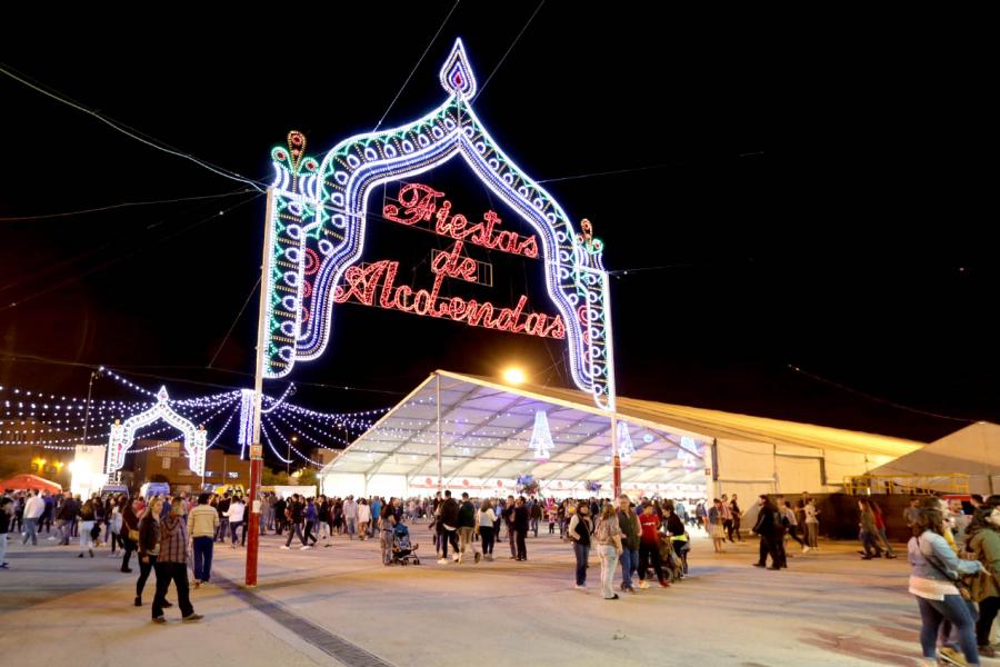Pórtico de luces en recinto ferial y gente pasando