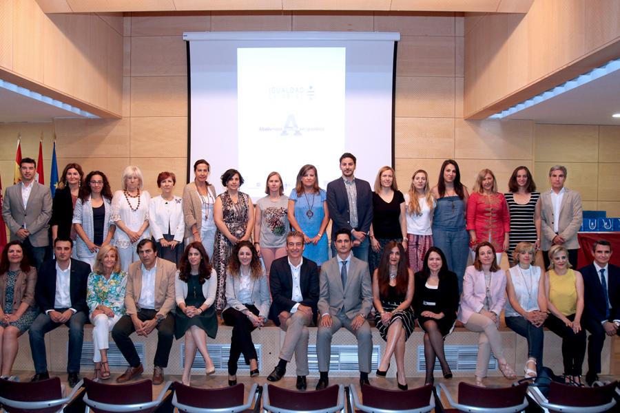 Entrega Reconocimiento Empresas por Igualdad Salarial y Alcobendas Concilia - Imagen de todos los homenajeados.