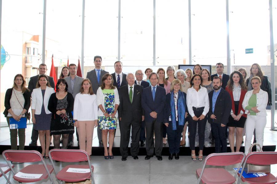 Reconocimiento a Empresas por Igualdad Salarial y Alcobendas Concilia - El alcalde García de Vinuesa con las personas homenajeadas.