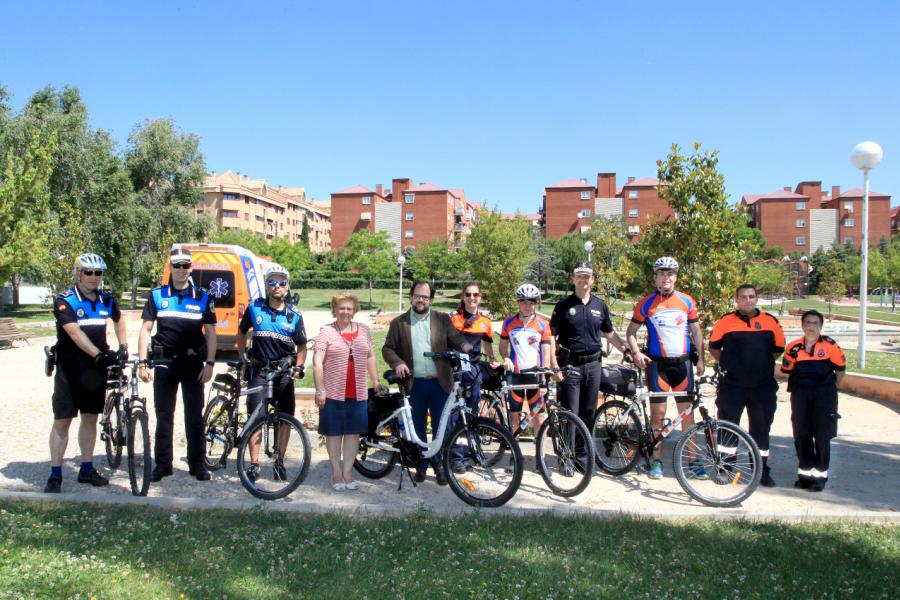 Refuerzo de Patrullaje en Bicicleta de la Policía Local - Imagen de policías con publico asistente al acto de presentación.