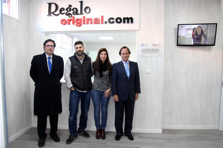 Inauguración Ampliación Instalaciones Empresa regalooriginal.com - Imagen del alcalde García de Vinuesa posando junto a otras personas las instalaciones empresa regalooriginal.com.